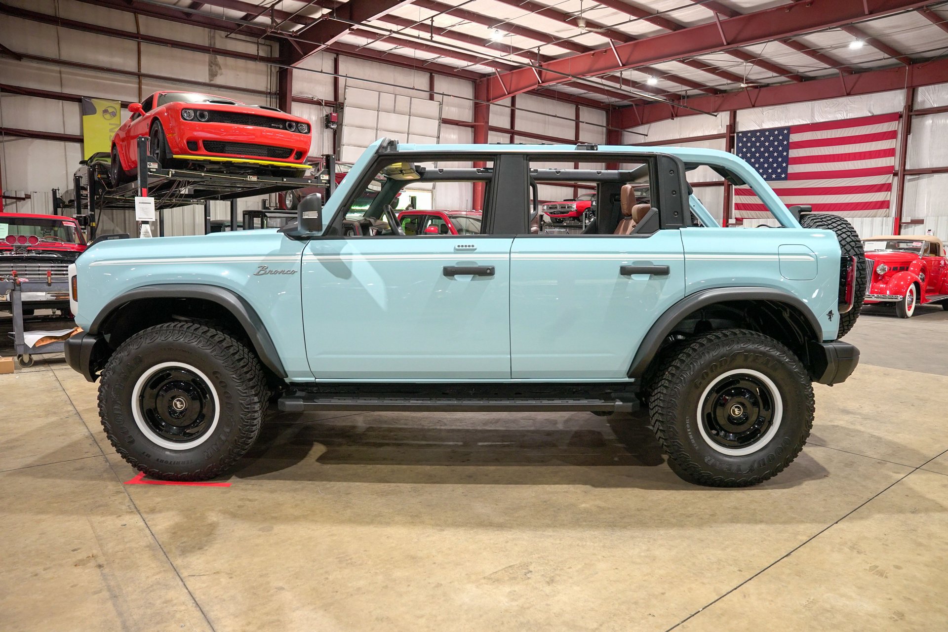 2023 Ford Bronco - photo 2
